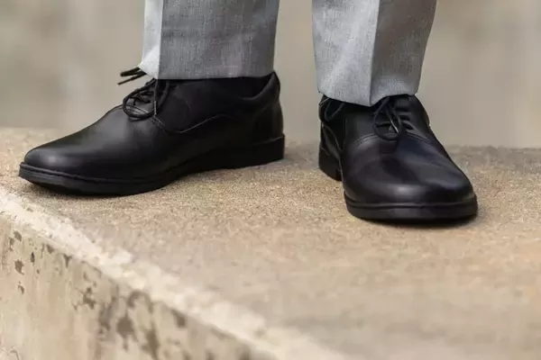 Verslo barefoot batai: komfortas, stilius ir našumas derybose