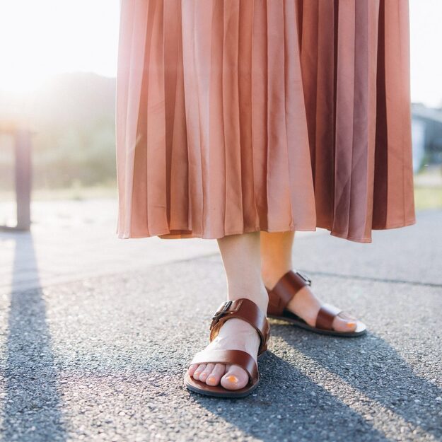 D&aacute;msk&eacute; Barefoot Sand&aacute;ly GROUNDIES&reg; Kos Tmavě hněd&eacute;