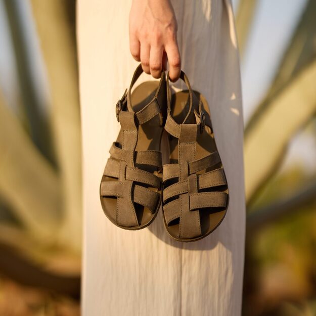 Barefoot Sand&aacute;ly GROUNDIES&reg; Catania Khaki